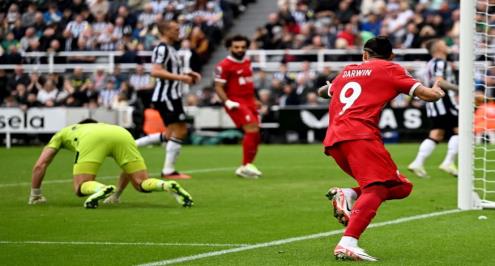 نيوكاسل ضد ليفربول.. موقعة الـ10 لاعبين التي أنقذها صلاح ونونيز (فيديو)